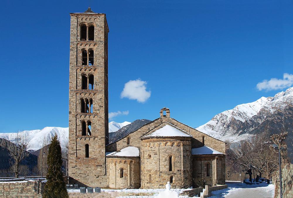 Iglesia románica, nieve e invierno, clima en España
